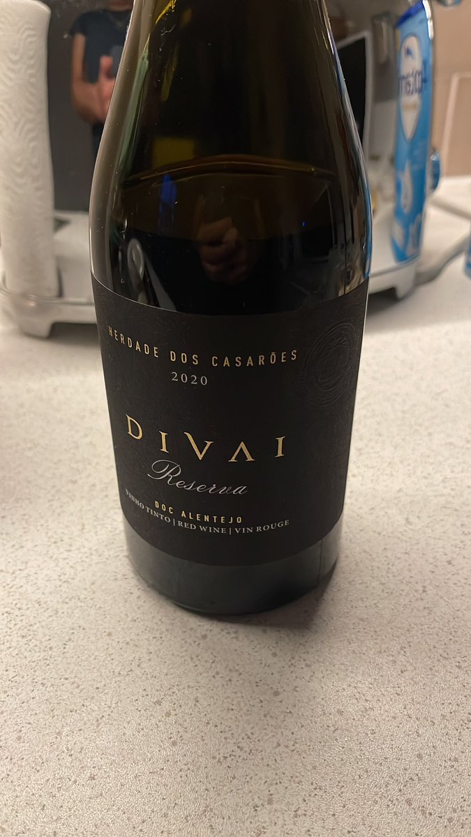 Divai Reserva Tinto 2020

Alentejano clássico mas polido, de taninos bem presentes que antevêem uma boa evolução em garrafa.

🍇 Alicante Bouschet, Touriga Nacional e Aragonez
🪵 12M bem integrada

Acompanhou muito bem um bacalhau com broa e coentros