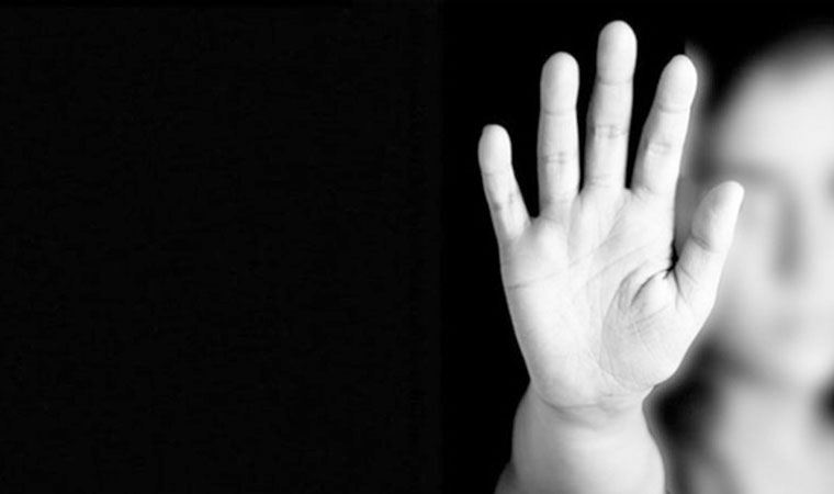 nasuhbektas's tweet photo. -Hakkari'de 11 Yaşında çocuğa, 3 kişi tecavüz etti.
-Zanlılar 8 ay sonra tahliye edildi.
-Sanıkların avukatının, AKP Hakkari İl Başkanı olduğu ortaya çıktı.
-Sanıkların tahliyesi sonrası, tecavüze uğrayan çocuk intihar edip, öldü.
-Baba, diğer çocuklarını korumak için şikayetini geri aldığı ortaya çıktı.
Haber: @timursoykan 
https://t.co/NLURNwg1Ft