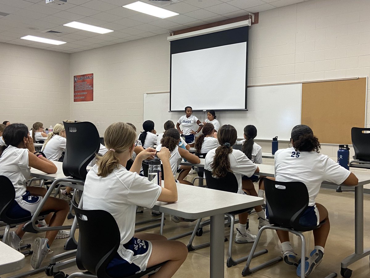 📢🥎 Talk about it Tuesday!! Juniors Jaslyn &amp; Fuego led at great team talk about focusing on what we can control. How our focus should stay on the vision of the team even if it’s not your best day! Love getting to hear our athletes lead great discussions!! #3P #family #TEAMfirst