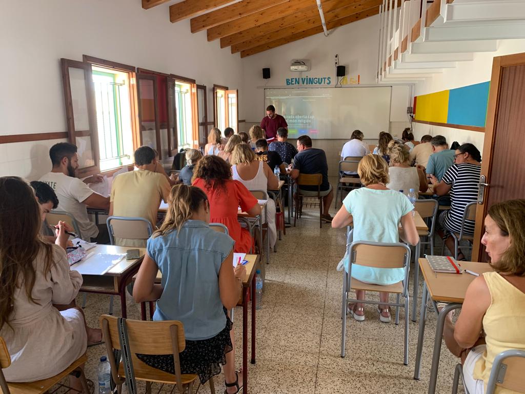 VedrunaCat's tweet photo. Bona acollida a Mallorca! Avui en @ramonrial i la @JuditEsquis han presentat a Inca el material de la #DUNA (3-6 anys) i l'edició balear dels materials de #culturareligiosa de Vedruna per primària. #escolacompromesa https://t.co/ZOMyaAxeYJ