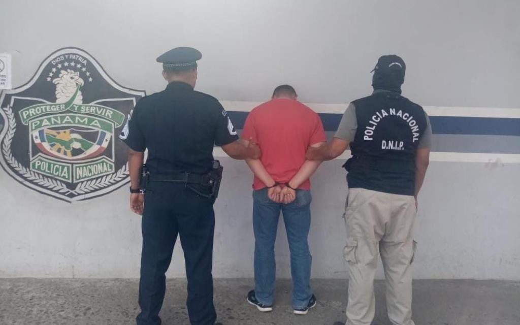 policiadepanama's tweet photo. #BocasDelToro | Unidades de la #DNIP aprehenden en el corregimiento de Las 30, distrito de Changuinola, a un hombre de 25 años, solicitado por el delito Contra el Patrimonio Económico, en la modalidad de Hurto. #SinTregua https://t.co/YzemLO40uf
