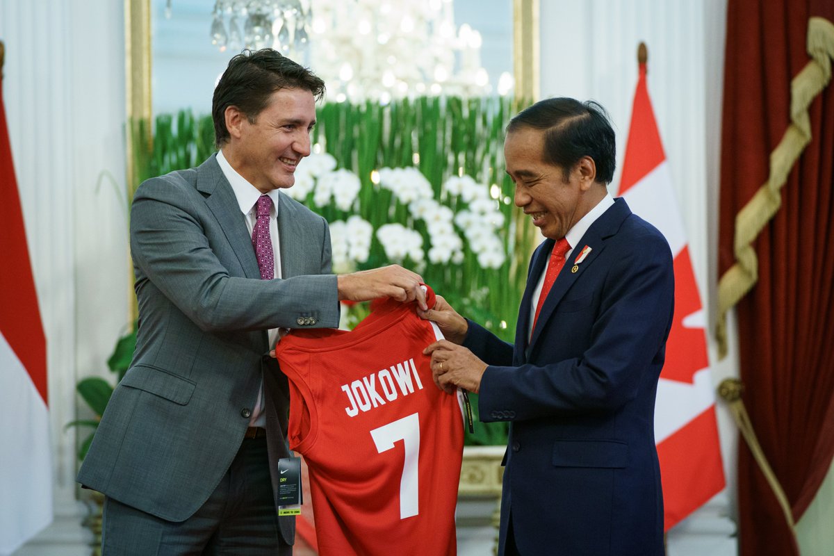 JustinTrudeau's tweet image. Friends root for each other – on and off the court. When I met with President @JokoWi today, we got to celebrate the @CanBBall men’s team success in Jakarta. Thank you for hosting a great #FIBAWC.