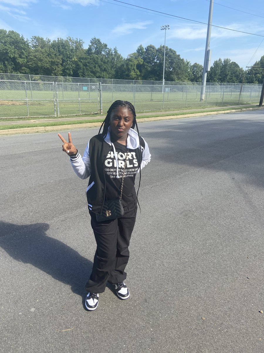 redma220's tweet photo. First day of Seventh Grade #FIRSTDAYCPSVA https://t.co/4bTBPHtIzs