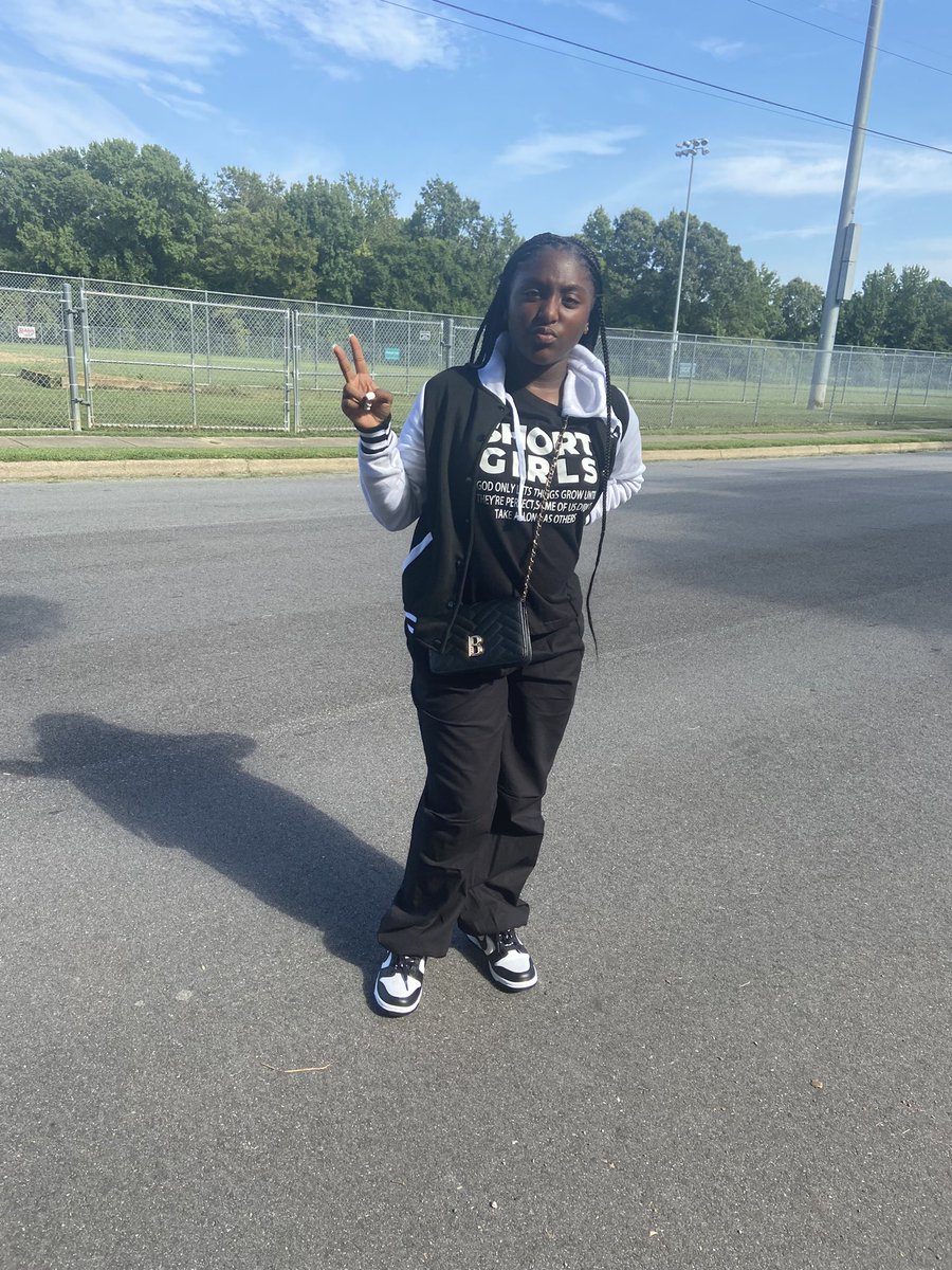 redma220's tweet photo. First day of Seventh Grade #FIRSTDAYCPSVA https://t.co/4bTBPHtIzs