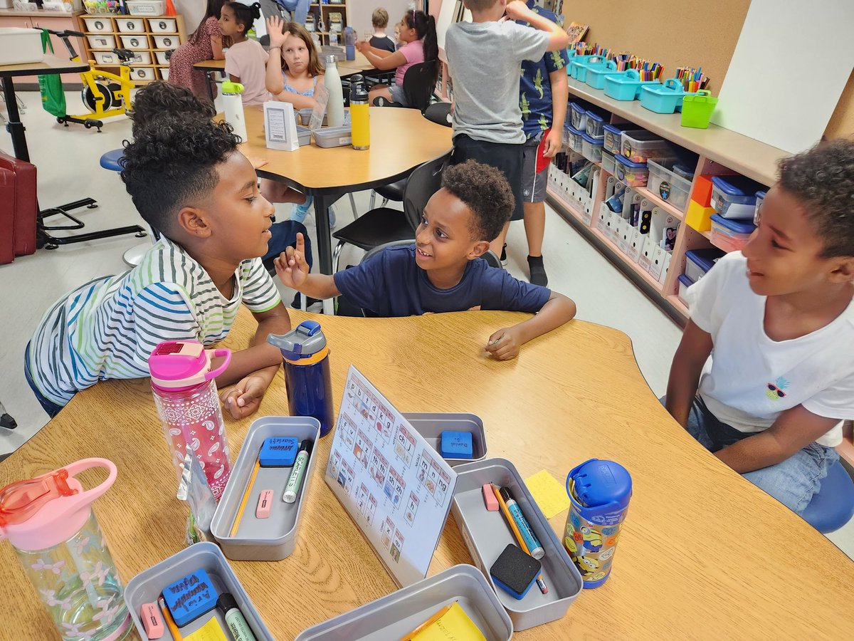 MrsDosmansClass's tweet photo. What an amazing first day!! I'm so lucky to teach such a kind and eager group of students! #HRRm11 @HRosaryWaterloo https://t.co/gUWh1m2hdX