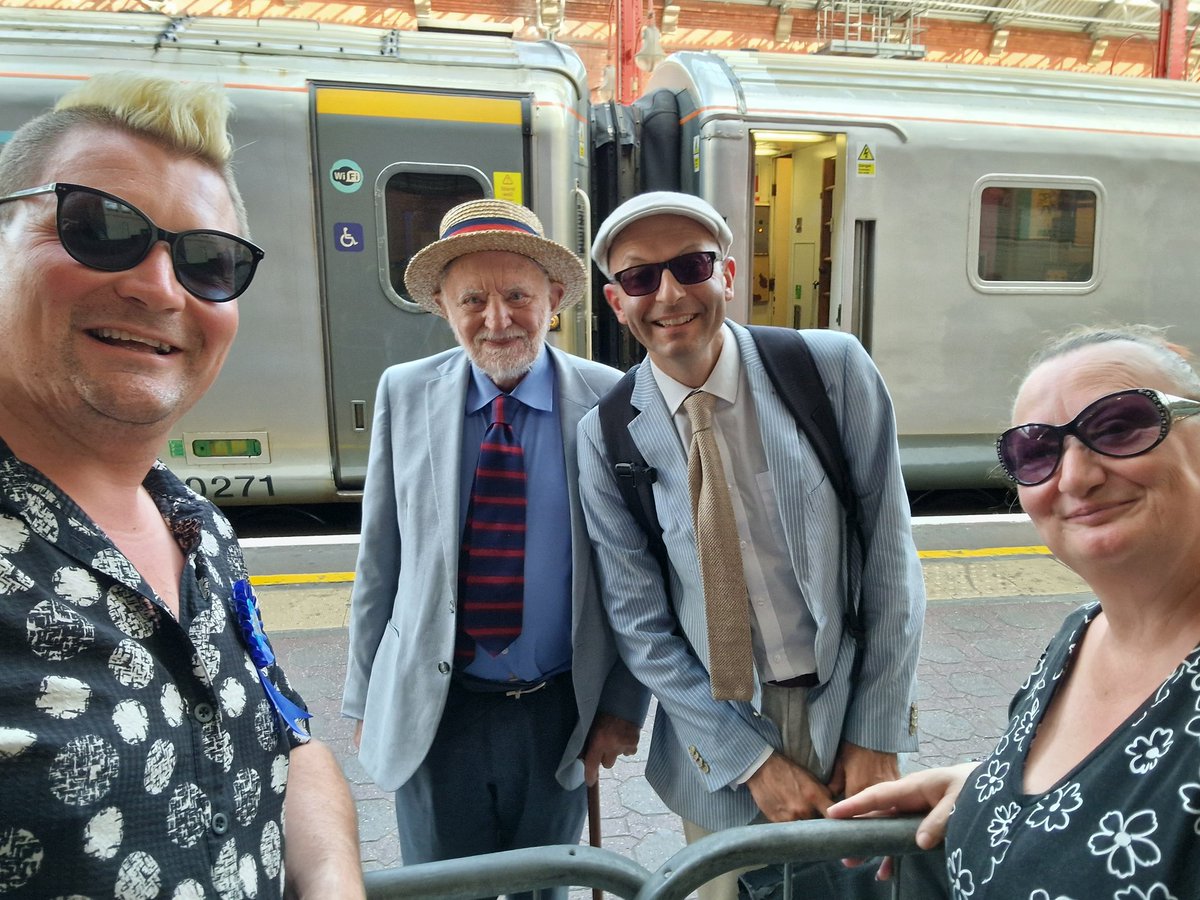 Well isn't it amazing who you bump into in London, only the very best people of course @stanley_wells and @Paul_Edmondson! Lovely to briefly see you both! 🥰👋 x

#Shakespeare #RoseTheatre #London #StratforduponAvon #ChanceEncounters #History #Legends #BriefEncounter #Marylebone