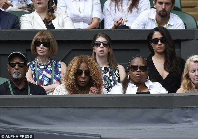 RestingDollface's tweet photo. โIโm a duchess. Can I come in your section to say hi real quick? Ok. Got my photo. Ok! Going back to my section nowโ ๐ #PhotoBombed #MeghanMarkle #PapShots #Take2 #ReShoots https://t.co/jsE1U0agPG