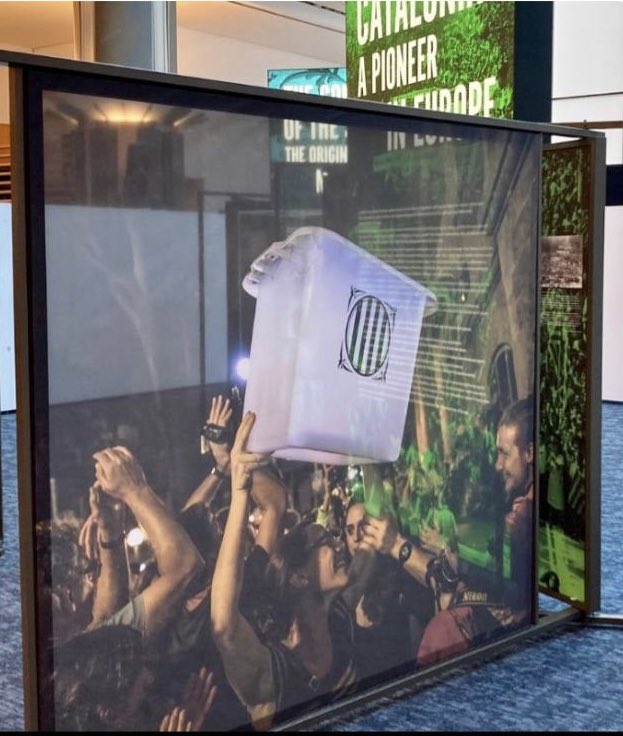 👉 Aquesta és la foto que el Parlament Europeu ha fet retirar i no vol que es vegi. 

💪🏼 A veure si entre tots no parem de repiular-la i la fem viral a tope.

👏🏽 Exposició de <a href="/toni_comin/">Toni Comín</a> i <a href="/KRLS/">krls.eth / Carles Puigdemont</a>.
