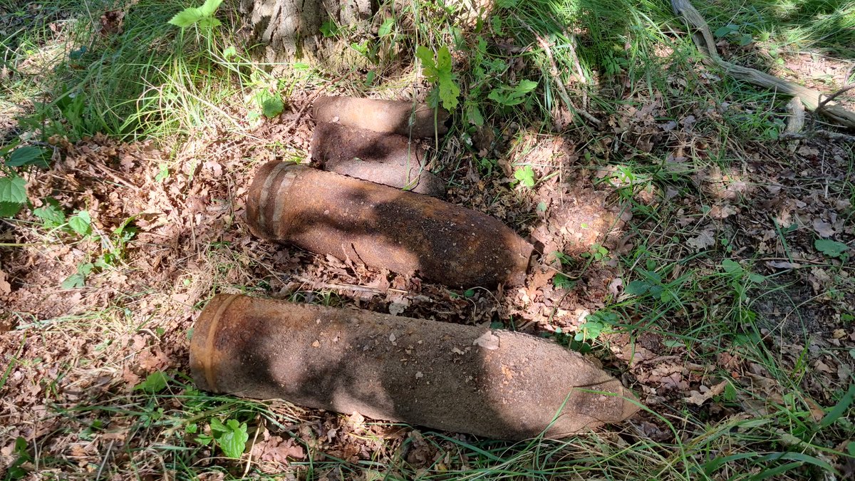 Aangetroffen in het natuurgebied. EOD is inmiddels ter plaatse. Ga nooit zelf op onderzoek uit bij aantreffen van dit spul maar bel de politie!