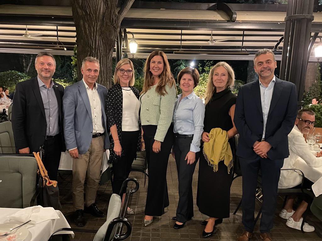 Drago mi je da smo se upoznali
Robert Grozdanovski, viši potpredsednik <a href="/VolvoTrucks/">Volvo Trucks</a>. Da li ste znali da ovaj vodeći svetski proizvođač kamiona u 🇷🇸 posluje od 1998. godine? Osnovne vrednosti koje pokreću Volvo su kvalitet, bezbednost i briga o životnoj sredini. #ŠvedskauSrbiji