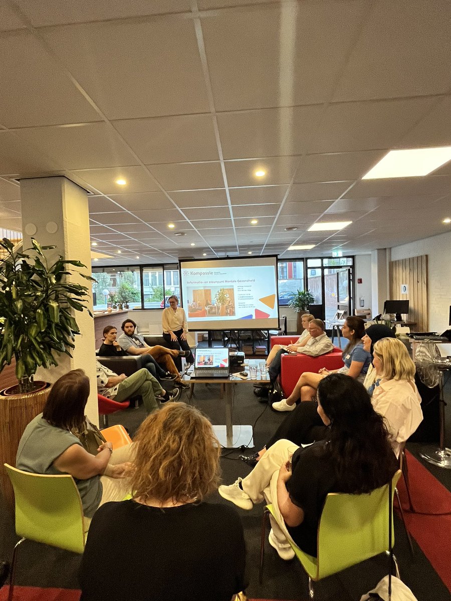 Vanavond samen met o.a. <a href="/Deem_95/">Demi van Wijk</a> @Fonda_Sahla <a href="/viavide/">👻</a> op bezoek bij stichting Kompassie. Het Haagse steunpunt voor je mentale gezondheid.

Ervaringsdeskundigen bieden ondersteuning, zo is het fijn om met lotgenoten te kunnen spreken bij verlies van een geliefde bijvoorbeeld.