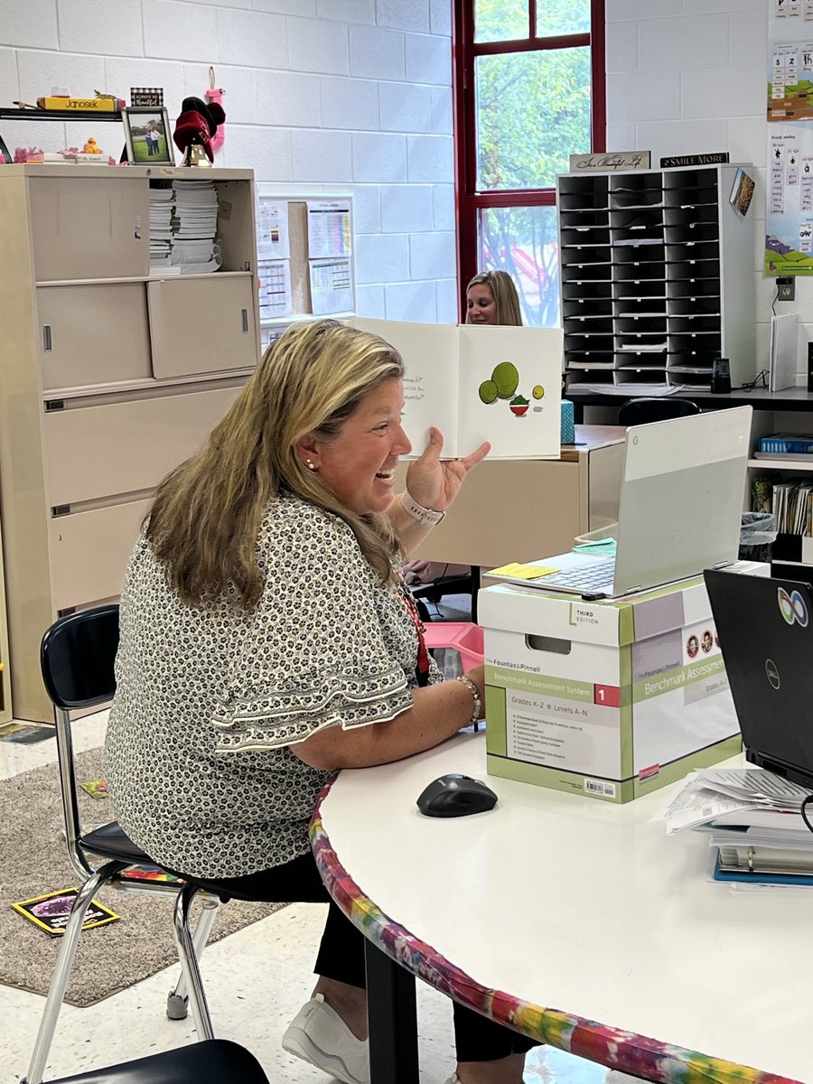 AcesReads's tweet photo. Our Reading Specialists sharing some of their favorite stories! ⁦@115aces⁩ ⁦@pjreading⁩ ⁦@kbreading2⁩ ⁦@eldonado12⁩ ⁦@ACESAPWilliams⁩ https://t.co/KV5a54ZPNv