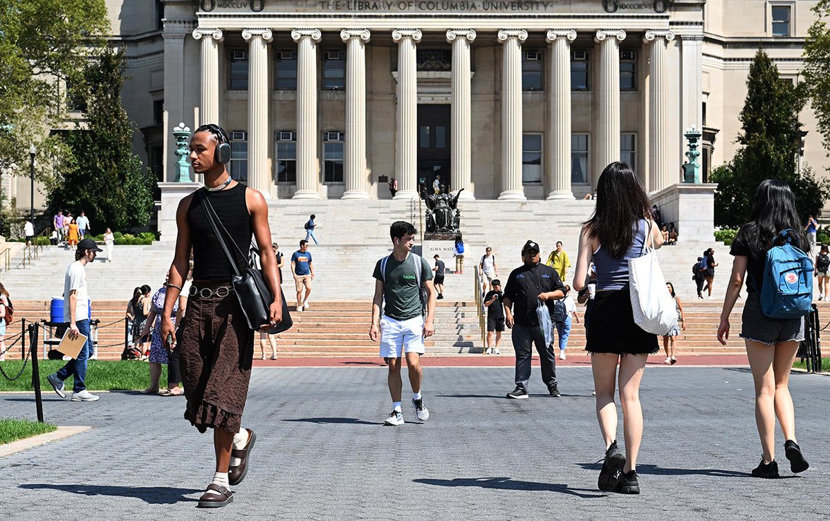 Columbia's tweet photo. Happy first day of classes, Columbians! Wishing you a great semester.📚✨  

📷  Eileen Barroso #ColumbiaUniversity https://t.co/mUghMNCI62