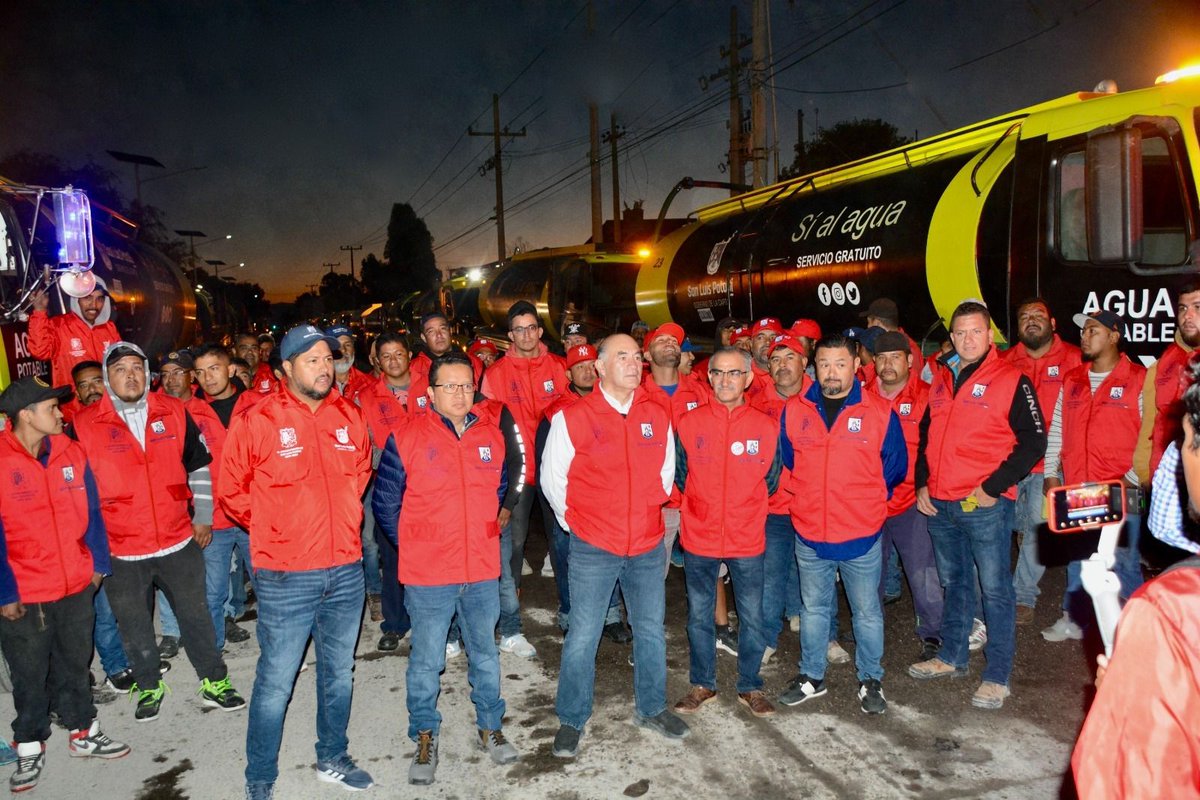 AntenaSanLuis's tweet photo. #Municipio | #AlcaldeGalindo encabeza el arranque de la ardua jornada de #distribucióndeagua
La madrugada de este martes se supervisó el inicio de las labores de más de 70 conductores de pipas de #Interapas y el #GobiernodelaCapital -> https://t.co/Z3itFKNlsG https://t.co/4EC8V8dBna
