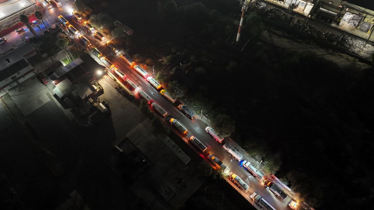AntenaSanLuis's tweet photo. #Municipio | #AlcaldeGalindo encabeza el arranque de la ardua jornada de #distribucióndeagua
La madrugada de este martes se supervisó el inicio de las labores de más de 70 conductores de pipas de #Interapas y el #GobiernodelaCapital -> https://t.co/Z3itFKNlsG https://t.co/4EC8V8dBna