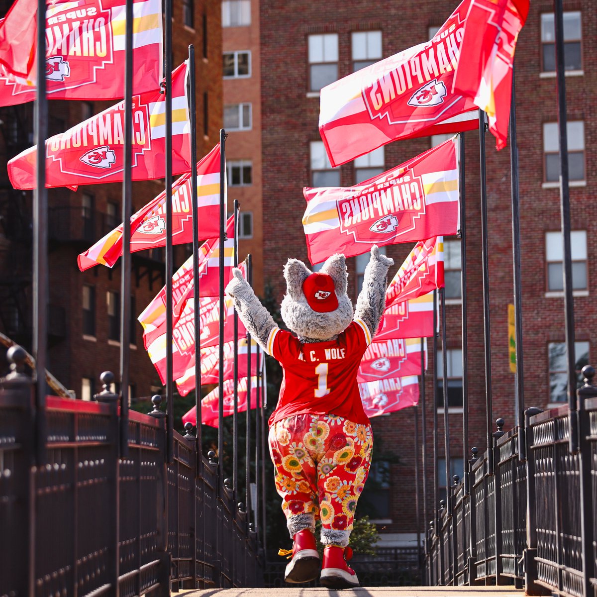 Chiefs's tweet photo. Time to turn the city red‼️ #RedWednesday https://t.co/eadjhBqH13