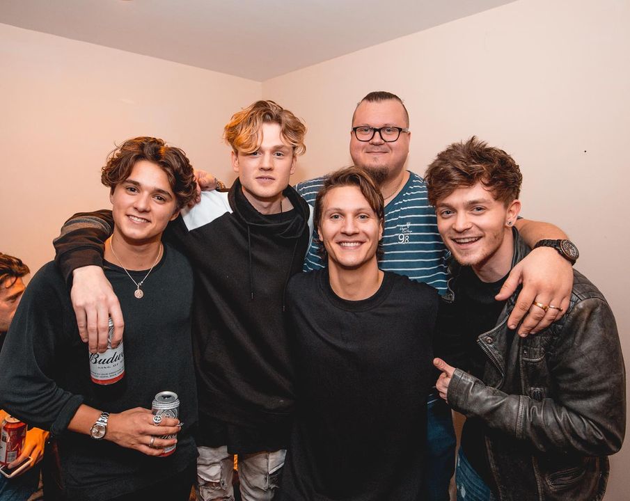 MatomaOfficial's tweet photo. Together with the talented @TheVampsband  we set the night on fire with ‘All Night’ 🔥❤️ The endless energy these guys brought to the music scene, and whom I’m forever grateful for!🎶🙏 One In A Million, 5 years 🎂 https://t.co/7Ps8ImXc1W