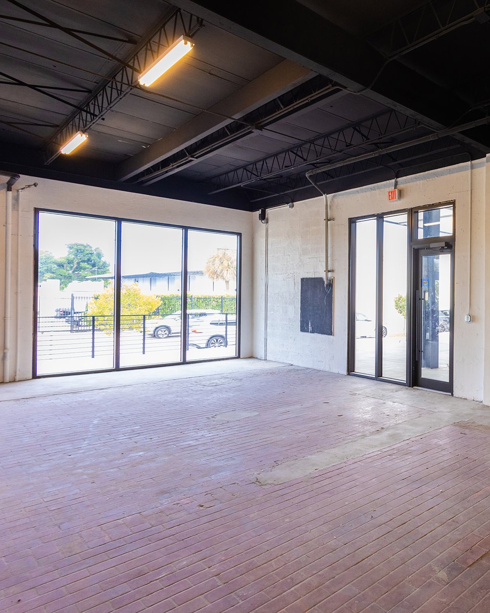 metro1cre's tweet photo. 📍6530 NE 4 Avenue - one of the Magic City Innovation District - Little Haiti’s large footprint building.

➡️asking price upon request 
➡️ 4,868 SF 
➡️ ceiling height 15’ 

Contact:

Juan Andres Nava @juanandresnavacre

Djini Brown @djinjis_corner

Josh Rosa @joshrosa.cre https://t.co/HZDG9Pa9gX