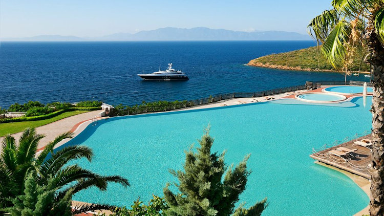 Europe's Most Stunning Hotel Pools luxurytravelmagazine.com/news-articles/…