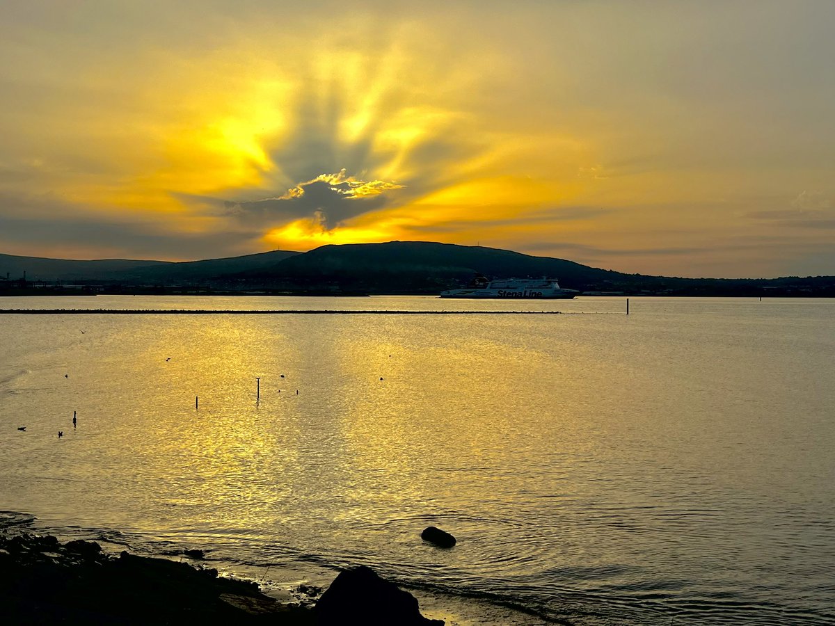 What a sunset this evening in Holywood @barrabest @WeatherCee @bbcweather @angie_weather