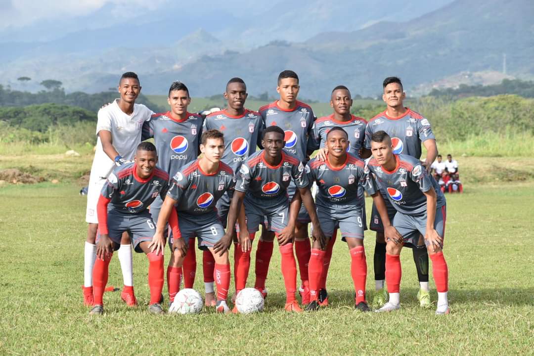 JuanSeAngulo05's tweet photo. Hoy no es jueves pero, #tbt

#america #americadecali #futbol #recuerdos #memories #soccer #colombia #colombia🇨🇴 #cali https://t.co/lZsbrrtd11