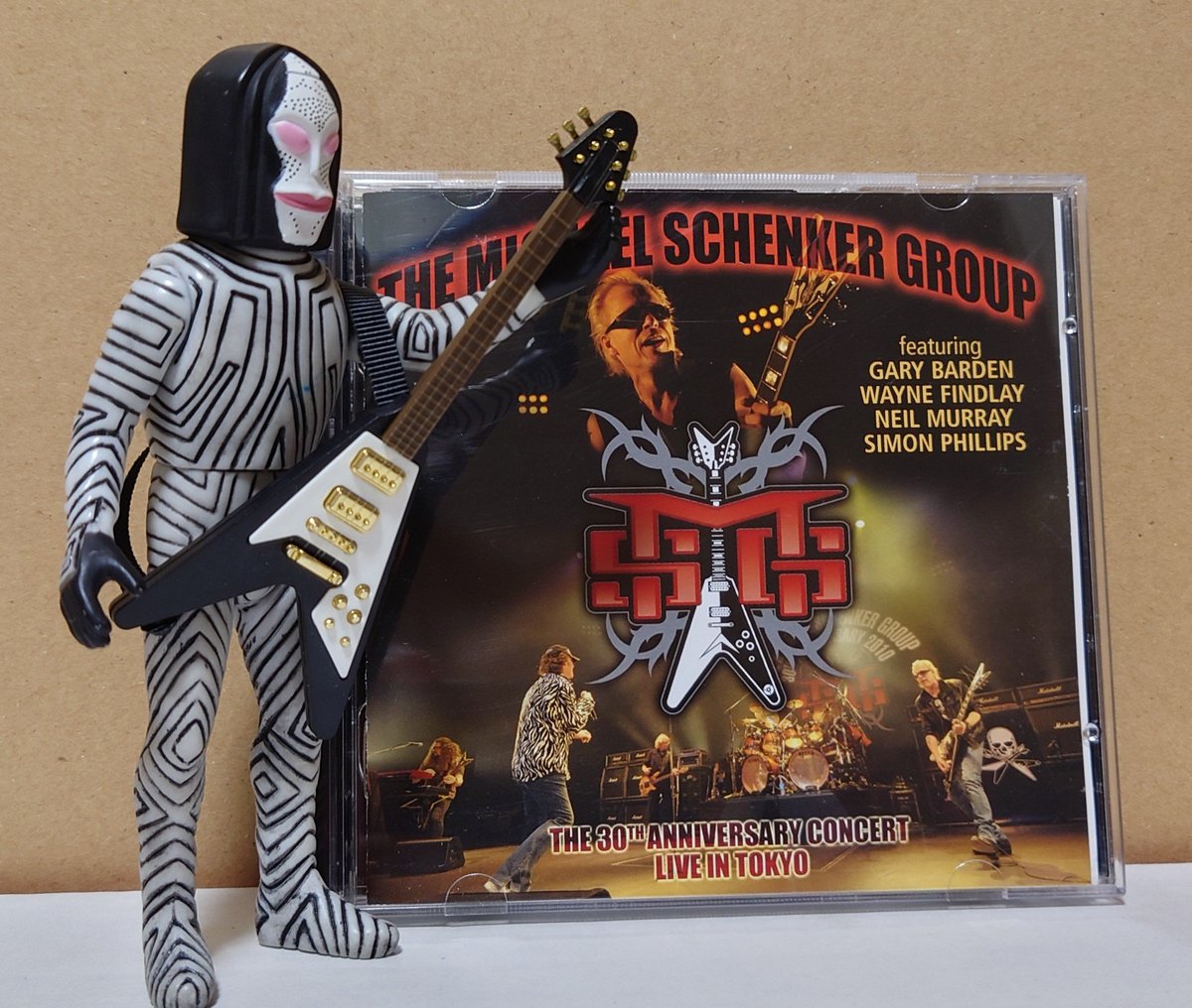 manabubu0421's tweet photo. どんと来い、水曜日!な朝のスマイルチャージ・ギター🎸&ドラム🥁
Michael Schenker Group
🎵Armed And Ready
https://t.co/2JQ3NCKBl9より🎵
この曲のドラムは、やっぱりSimon Philipsが好き🥁
#MichaelSchenker
#SimonPhilips
#ダダ https://t.co/ynSv0uUG9a