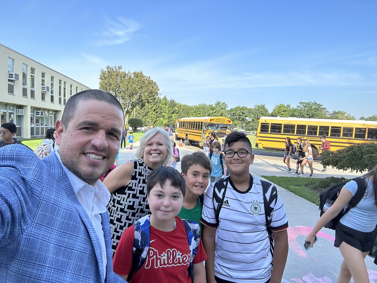 HBMATTLIN1's tweet photo. It was a great first day of school! @coladonatoj https://t.co/RxXETLfkzJ