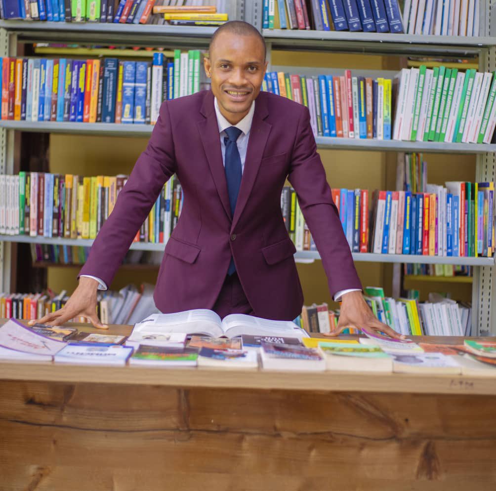 UdemeOkono's tweet photo. To revive the declining reading culture in our society, @johnnieobot will attempt to break @GWR for the Longest Marathon Reading Aloud by an Individual in a few days &amp; I’m glad to be offering free psychological consultation to the marathoner.

#AkwaIbomTwitter let’s bump him up https://t.co/Hn5IpBWeOF