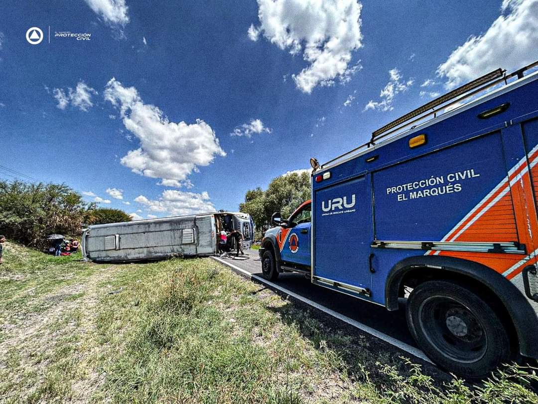 malavidaqro's tweet photo. #ElMarqués: Una vez más un camión de la línea #FlechaAzul, sale del camino y vuelca cuando circulaba por la carretera estatal 510 a la altura de la comunidad de #Atongo.
Ocho personas fueron valoradas en el sitio, afortunadamente solo presentaron golpes menores. https://t.co/8RpqveKuhm