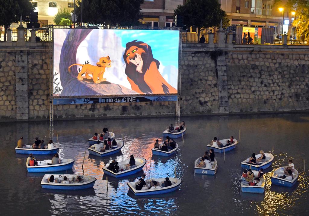 AytoMurcia's tweet photo. 🎡#LaFeriaQueVuelve Un río de cine.

🦁"El Rey León".

👥️Un éxito de asistencia. https://t.co/FsTE3HCWnv