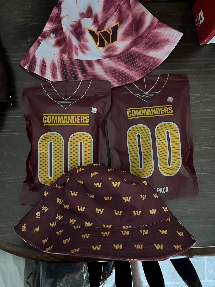 DCSportsNews365's tweet image. To celebrate the 2023 Football Season finally almost being upon us, I wanted to do a little @Commanders giveaway. There will be TWO WINNERS for this! Reversible bucket hat and #Commanders fan pack.
All you have to do is RT &amp;amp; Follow to Enter. Winner will be picked on 9/10! #HTTC