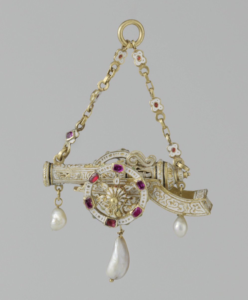 Hanger van goud en email in de vorm van een kanon op affuit. De wielen zijn bezet met robijnen en een diamant. Onderaan hangen drie parels (h 8,5 cm × b 5,8 cm) ca. 1580-1600  @Rijksmuseum || Voor wie zou een dergelijk sieraad bedoeld zijn?