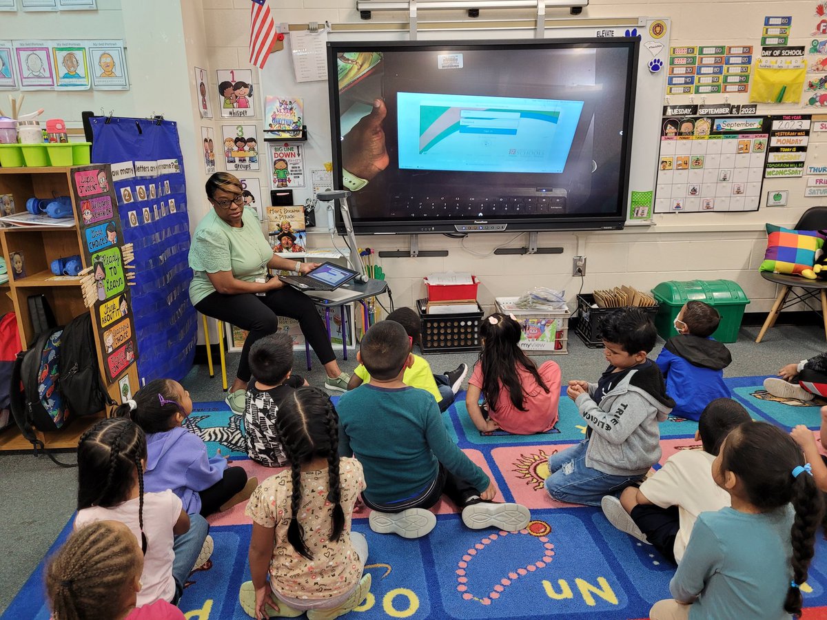 Kelly_Mahaffey_'s tweet photo. Mrs. Thomas' kindergarteners @MonaviewES practiced logging into the chromebooks today. Then they practiced using the trackpad. #MonaviewMoments https://t.co/gZl3xUwuZl