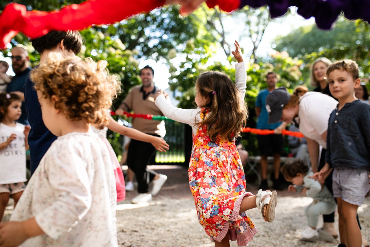 🍂 Throwback to our #GuildHall SUMMER SING ALONG! 🎶 Before the first day of school, our littlest music lovers danced &amp; sang in our Minikes Garden with our amazing maestros. 🎒📚 Cheers to new melodies &amp; memories! Stay tuned for more events. 🌟 #hamptonskids #FirstDayFeels