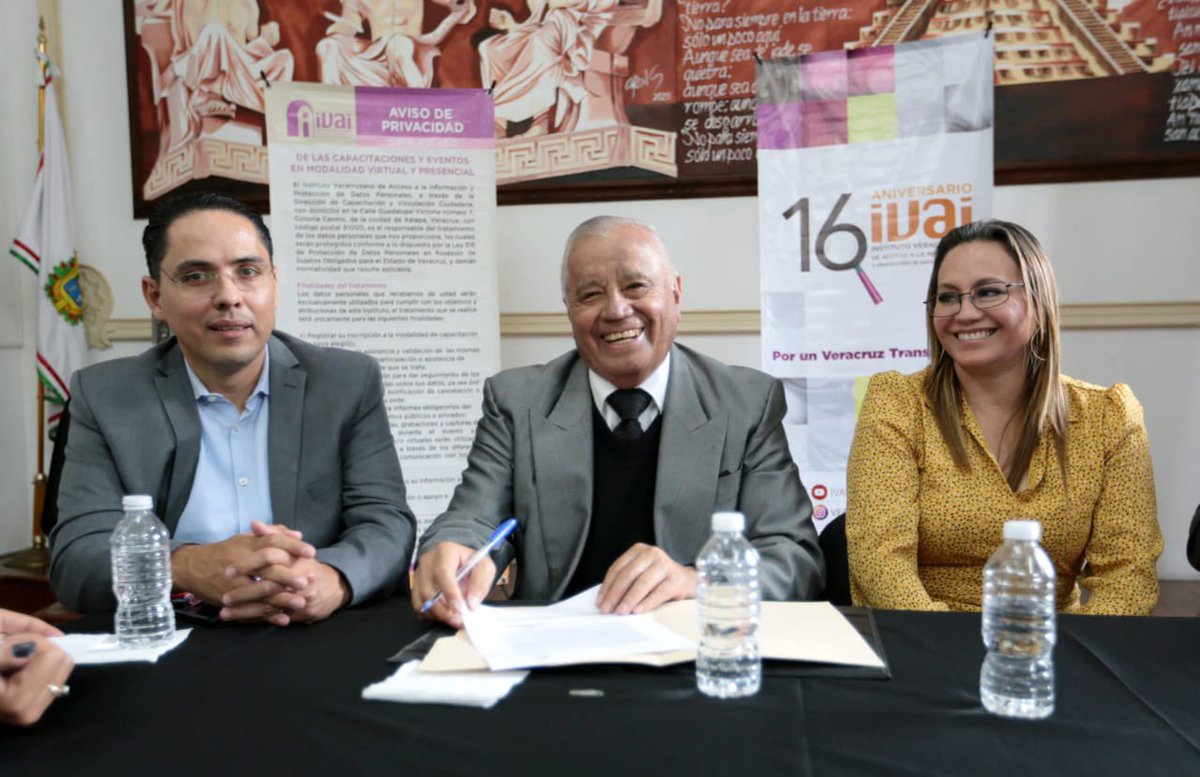 AlfredoCorona's tweet image. El @VERIVAI  y el @ElColVer firmaron un Convenio de Colaboración Interinstitucional, el cual servirá para la profesionalización del funcionariado del #IVAI en esta casa de estudios y contribuir de manera conjunta al fortalecimiento de la transparencia y del #DAI.