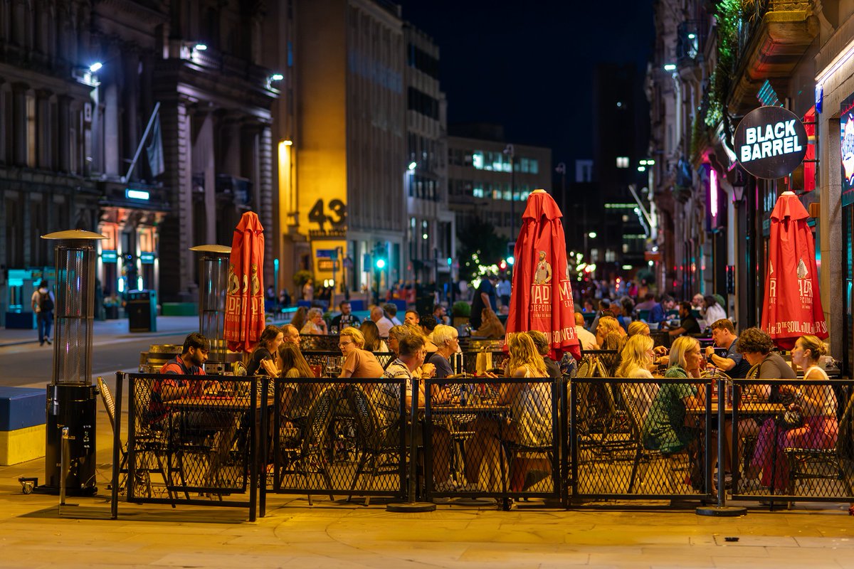 LiverpoolVista's tweet photo. Castle Street, #Liverpool on a Tuesday night. #NotParis๐ https://t.co/uorNljIkaj
