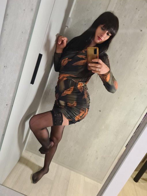 Tu aimes ma tenue du soir ?   Les abonn&eacute;s l'ont m&ecirc;me en vid&eacute;o ! Et ce qui se cache en dessous !   #onlyfansgirl<a href="/tag/hotgirl"class="tags"><span>#hotgirl</span></a><a href="/tag/mym"class="tags"><span>#mym</span></a><a href="/tag/adultstores"class="tags"><span>#adultstores</span></a><a href="/tag/onlyfansgirl"class="tags"><span>#onlyfansgirl</span></a><a href="/tag/onlyfansbabe"class="tags"><span>#onlyfansbabe</span></a>