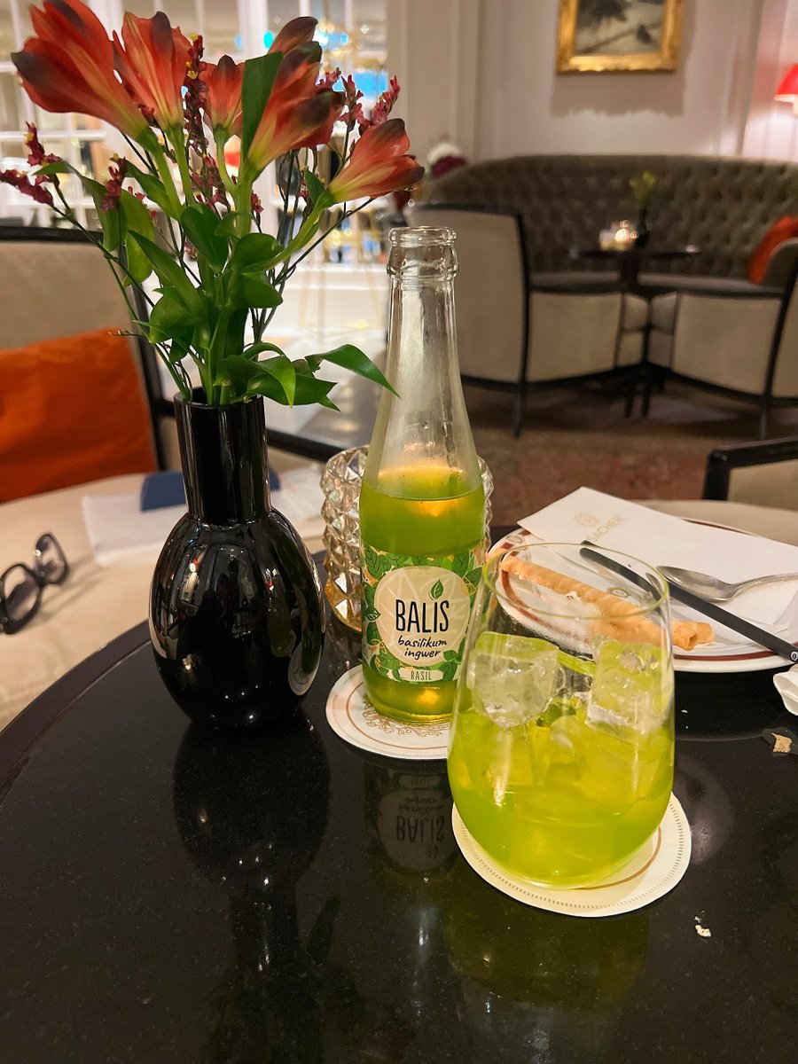 veronicawebb's tweet photo. Love the interiors of the @sacherhotels Salzburg bar ❤️ 
.
.
.
.
.
#salzburg #austria #europe #eurotrip #travel #traveldiaries #summerabroad #summerinsalzburg https://t.co/1BZQGjlauD