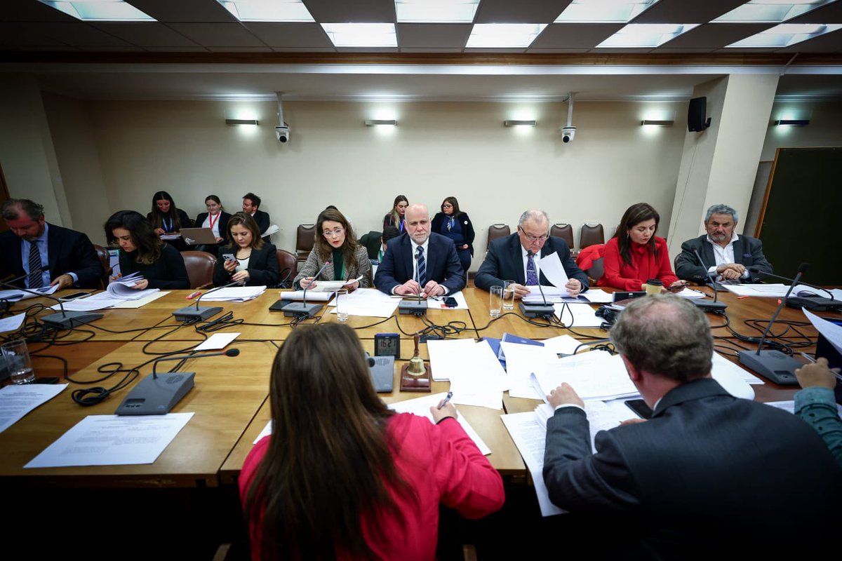Segpres's tweet photo. Esta tarde, el ministro @alvaroelizalde asistió a una nueva sesión de Comisión de Gobierno Interior de la @Camara_cl, junto a secretaria ejecutiva de @Integridad_gob, Valeria Lübbert, y coordinador Matías Clarke, para participar en discusión de proyectos de probidad municipal 🔍. https://t.co/f0QxlIpTjH