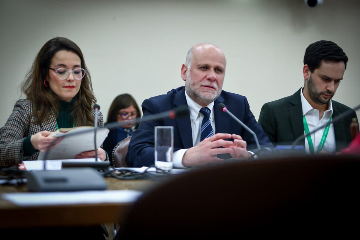 Segpres's tweet photo. Esta tarde, el ministro @alvaroelizalde asistió a una nueva sesión de Comisión de Gobierno Interior de la @Camara_cl, junto a secretaria ejecutiva de @Integridad_gob, Valeria Lübbert, y coordinador Matías Clarke, para participar en discusión de proyectos de probidad municipal 🔍. https://t.co/f0QxlIpTjH