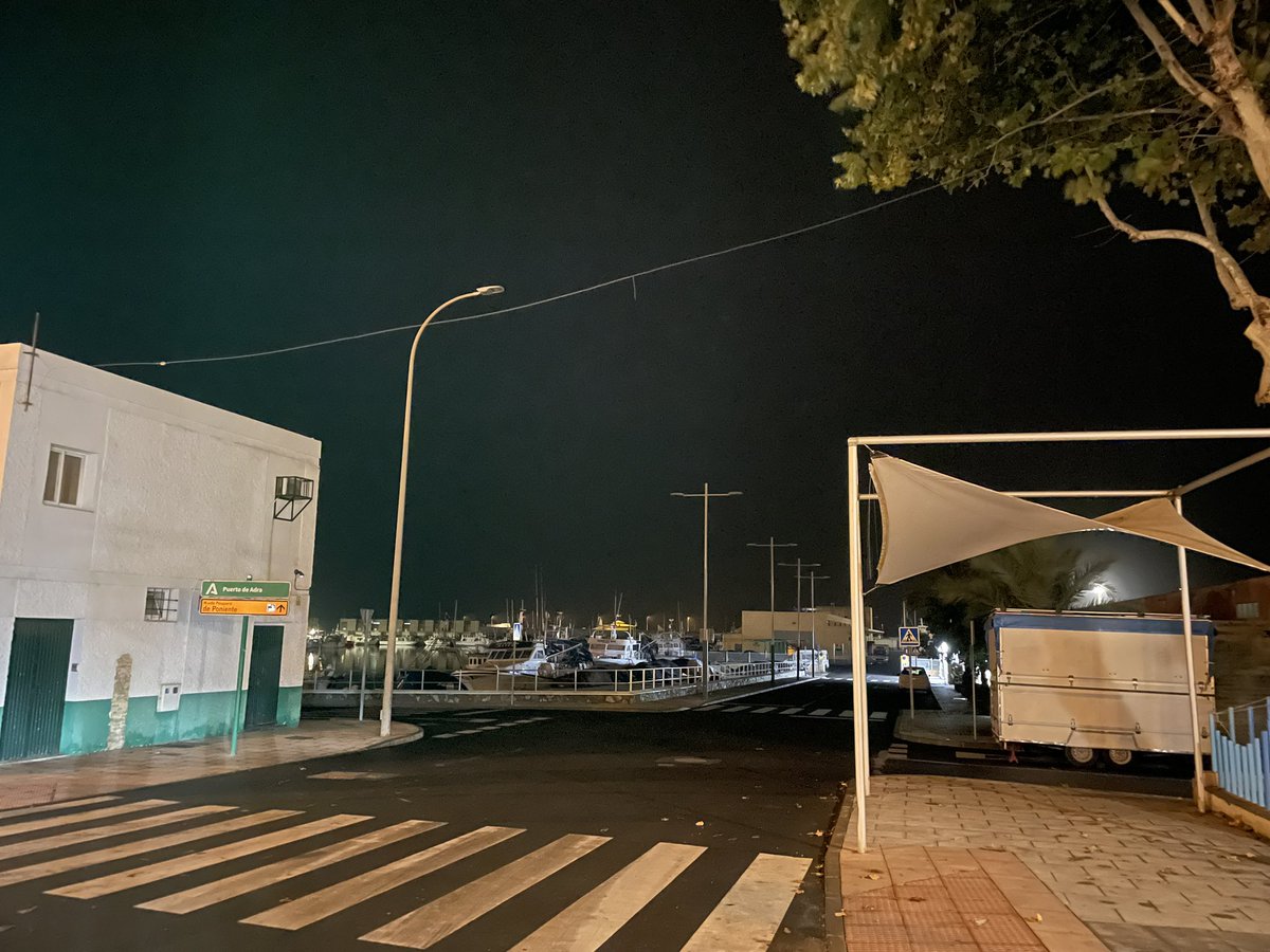F_utrera's tweet photo. @PuertosAND es que no pagáis el recibo de la luz del puerto de Adra?
Esto es un día tras otro. Todas las farolas apagadas. Que pocas luces tenéis… en el puerto. https://t.co/40rOQqEfFE
