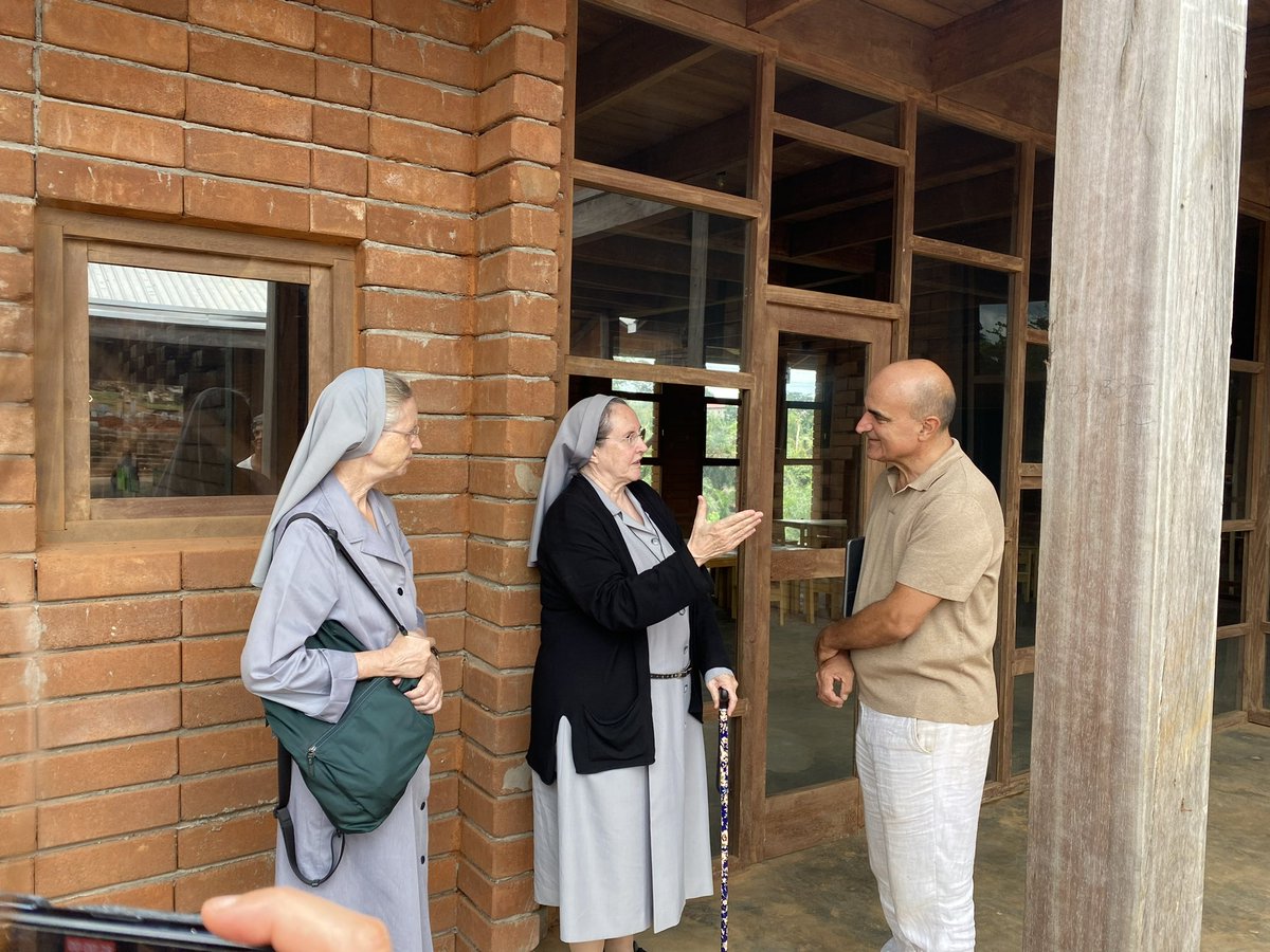 MHSFNazaret's tweet photo. Hoy ha sido un regalo poder visitar la construcción del African Flow en Soa con Vicente Guallart y su esposa. “Me ilusiona trabajar para cambiar la historia, y eso significa construir nuevos paradigmas”. Cambiar la historia con la luz, los espacios y volver a la tierra. #NazaretF https://t.co/rcmynC6J2x