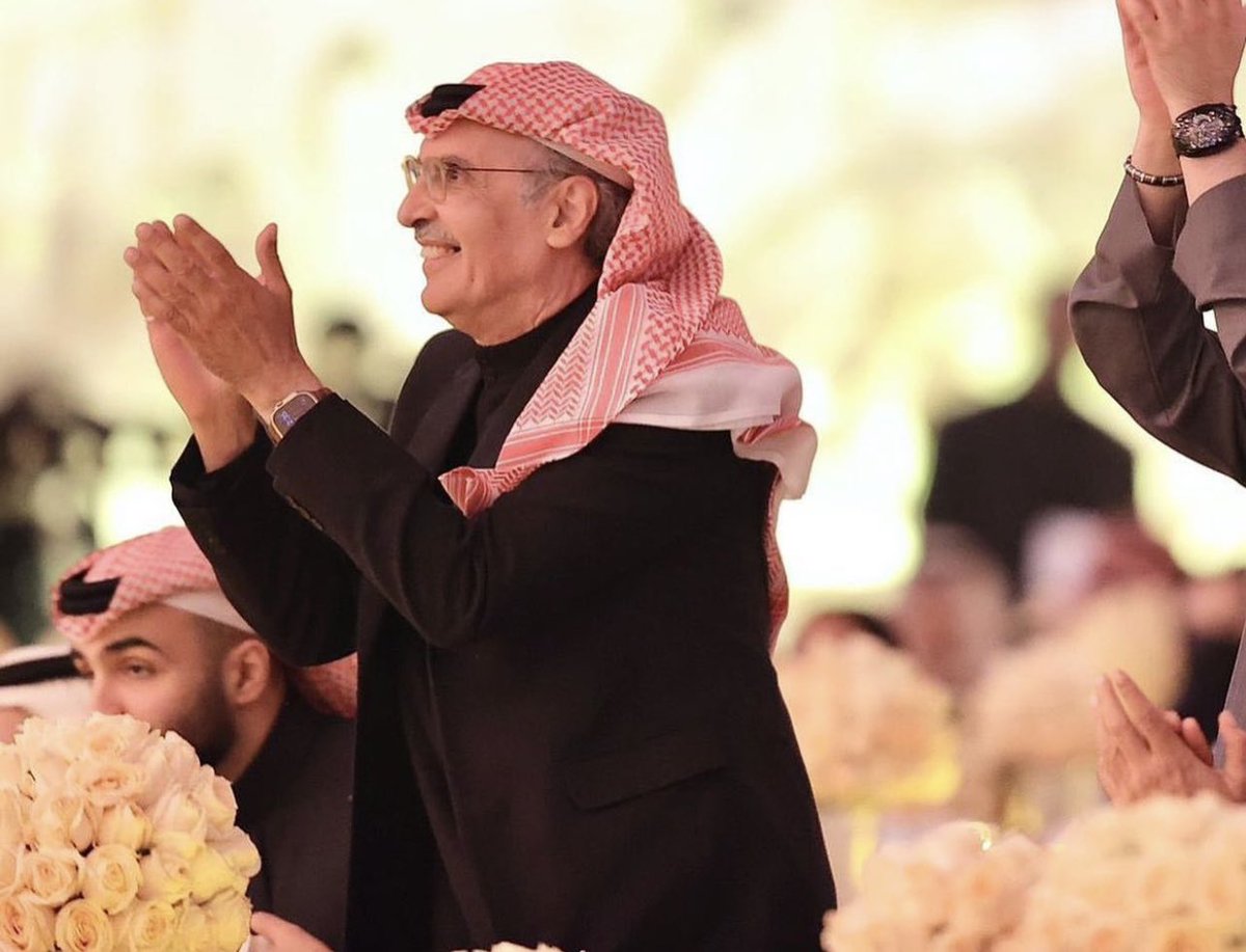 يا ليت من يطري على البال ينشاف
ويا ليت من نبغيه دايم نشوفه❤️