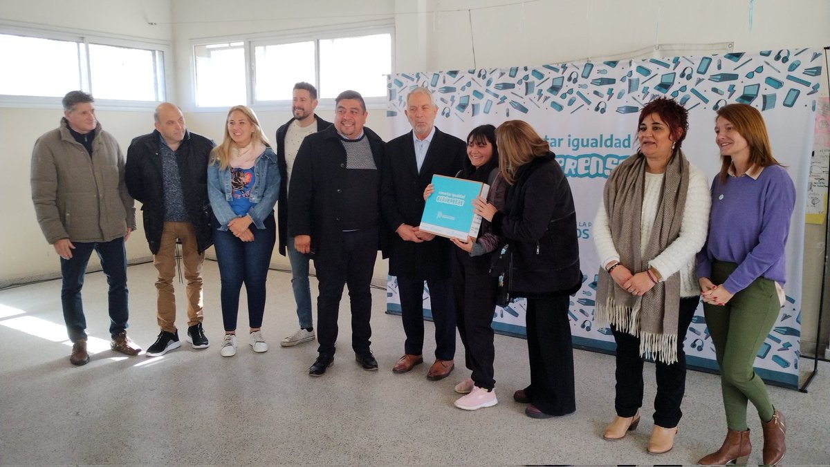 DTE_region01's tweet photo. Seguimos entregando Netbooks del Programa #ConectarIgualdadBonaerense Para que más estudiantes tengan #DerechoAlFuturo, y #DerechoALaEducacion . En la EES 9 de Olmos, EES 7 de Arturo Seguí y EES 3 de Los Hornos.💻📱@AlbertoSileoni @ClaudiaBracchi1 @salbarracin  @DTE_BA https://t.co/B7LHLtO3U8