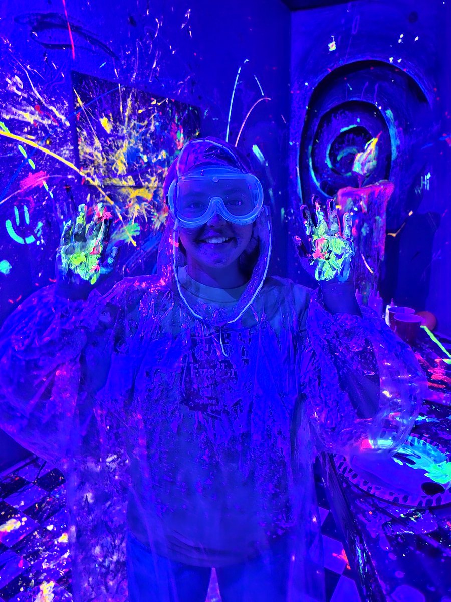 MemosCanvas's tweet photo. ๐จ ๐ Splash Room! GLOW! #glowinthedark #splashroom #splash #splashpaint #abstractart #drippaint #messypaint #sipandpaint #paintparty #paintnight #learntopaint #montclair #art #artist #artgallery #memoscanvas #canvas #laart #artgallery #gallery #paint #painting #acrylics #brush https://t.co/qaBsWUcV98