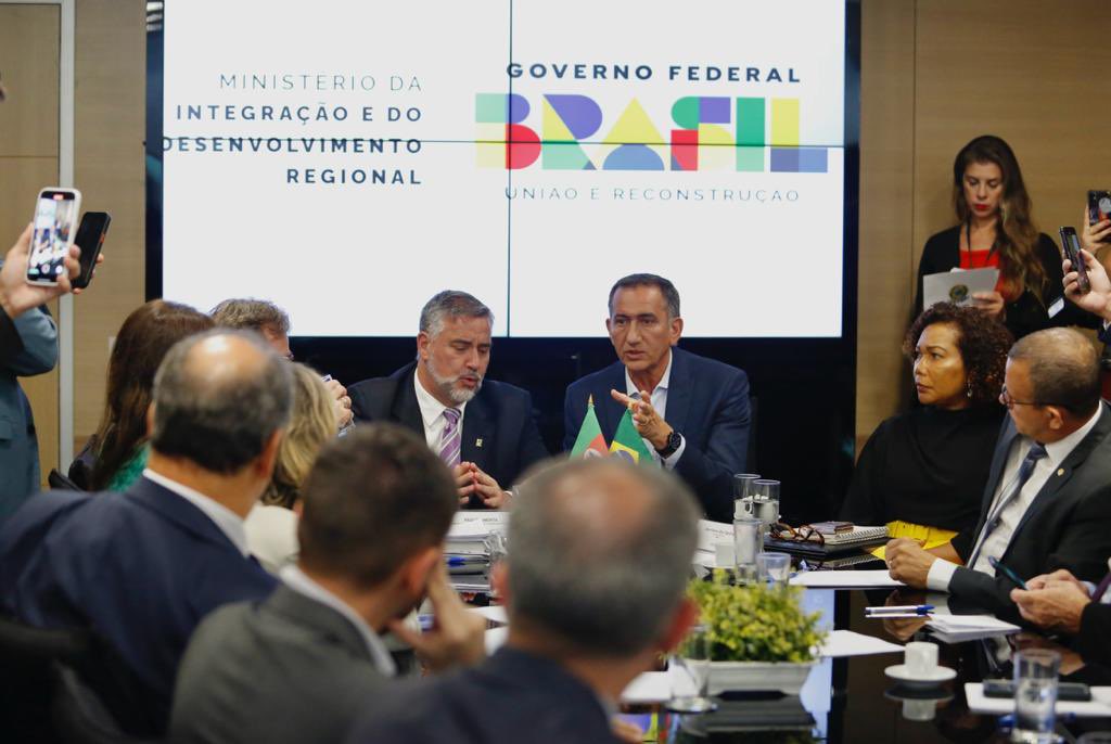 waldezoficial's tweet photo. Olá, gente. Nesta tarde, tratei com parlamentares e prefeitos gaúchos, o ministro @Pimenta13Br e as equipes da @defesacivilbr sobre o pronto atendimento às áreas atingidas pelas chuvas no Estado. https://t.co/hn0A7FSvxW