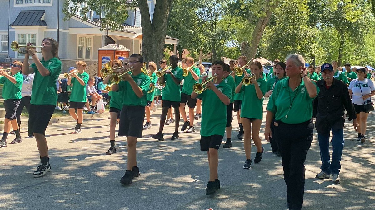 SummitHill161's tweet photo. Our @SHJHspartans band did a great job marching in the Frankfort Fall Festival Parade on Sunday! Way to go, Spartans! 🎵💚 #161Momentum #attitudedeterminesdirection https://t.co/LiC7PNEB0e