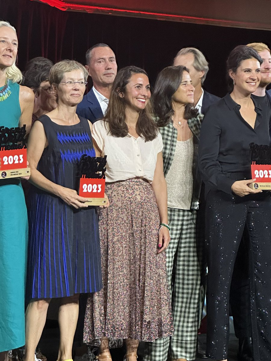Bayard_Jeunesse's tweet photo. Ce soir, Bayard Jeunesse a reçu le prix @cb_news #impact pour son opération « stop aux violences sexuelles faites aux enfants » lors du Grand Prix des Médias 2023. Il s’agit de 3 livrets adaptés à chaque tranche d’âge pour comprendre, réagir et briser le silence. https://t.co/R97byvqog8