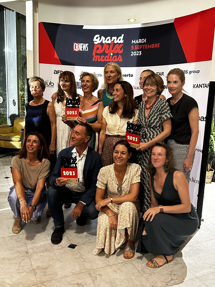Bayard_Jeunesse's tweet photo. Ce soir, Bayard Jeunesse a reçu le prix @cb_news #impact pour son opération « stop aux violences sexuelles faites aux enfants » lors du Grand Prix des Médias 2023. Il s’agit de 3 livrets adaptés à chaque tranche d’âge pour comprendre, réagir et briser le silence. https://t.co/R97byvqog8