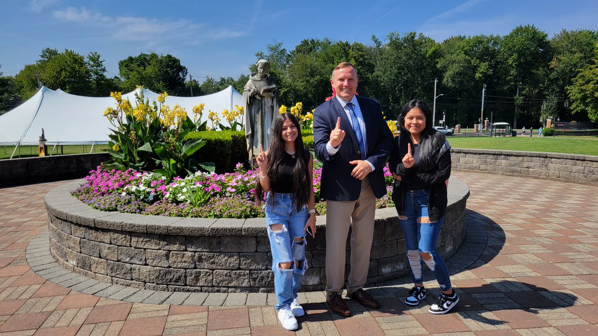 STAC_edu's tweet photo. Welcome back and happy start to the Fall semester, Spartans! This morning, President Daly greeted students on their way to class and wished them the best for the Fall semester. Go Spartans!
#STAC #STACSpartans #STACisBack #College #HigherEd #IgniteYourPassion https://t.co/xZU9pWL0im